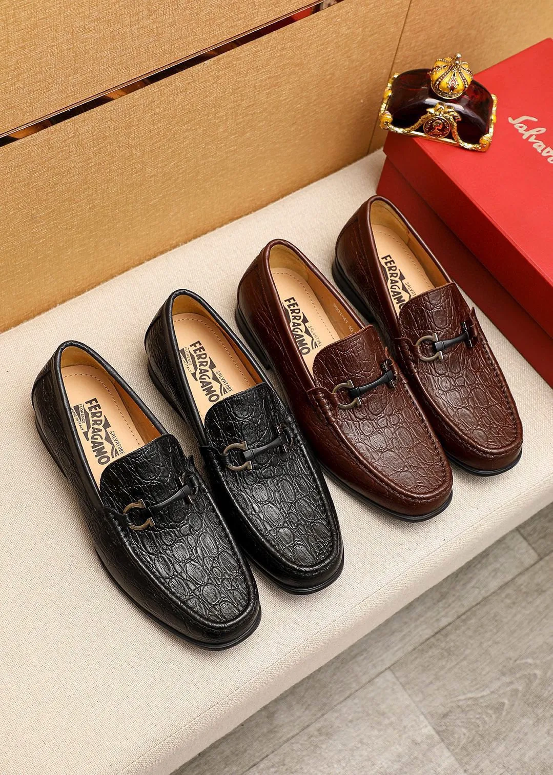 Men's shoes 💰480 💐 Product trademark: Ferragamo "Ferragamo" casual leather shoes Regular size: 38-44 (45🉑️customized) Product materials: Selected imported first-layer cowhide embossed upper + luxury hardware buckle, imported water-dyed cowhide leather lining. Strong three-dimensional visual effect, original rubber outsole Color: 2⃣️colors available